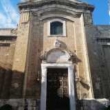 Il tempio ci appare con la sua settecentesca facciata scura in tufo in parte eroso dall�aria salmastra del vicino Adriatico